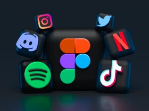 Logo Spotify, Discorda, Figmy, Netfliska, Twittera, Tik-Toka i Instagrama na czarnym tle.