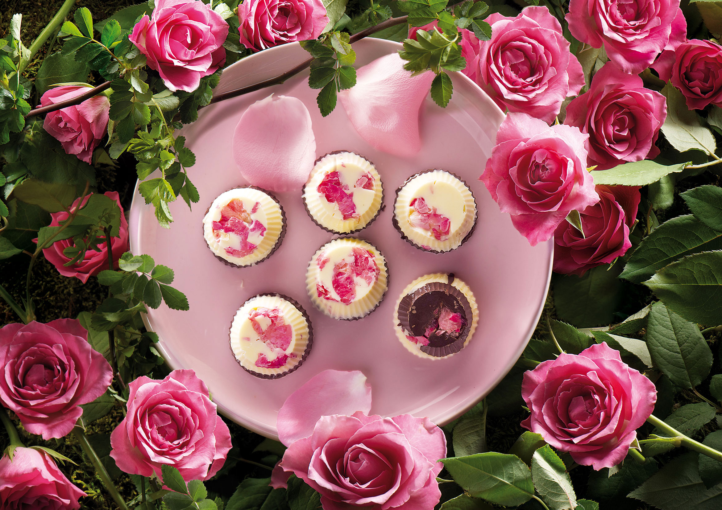Zdjęcie z ciasteczkami z płatkami róż w scenerii róż.