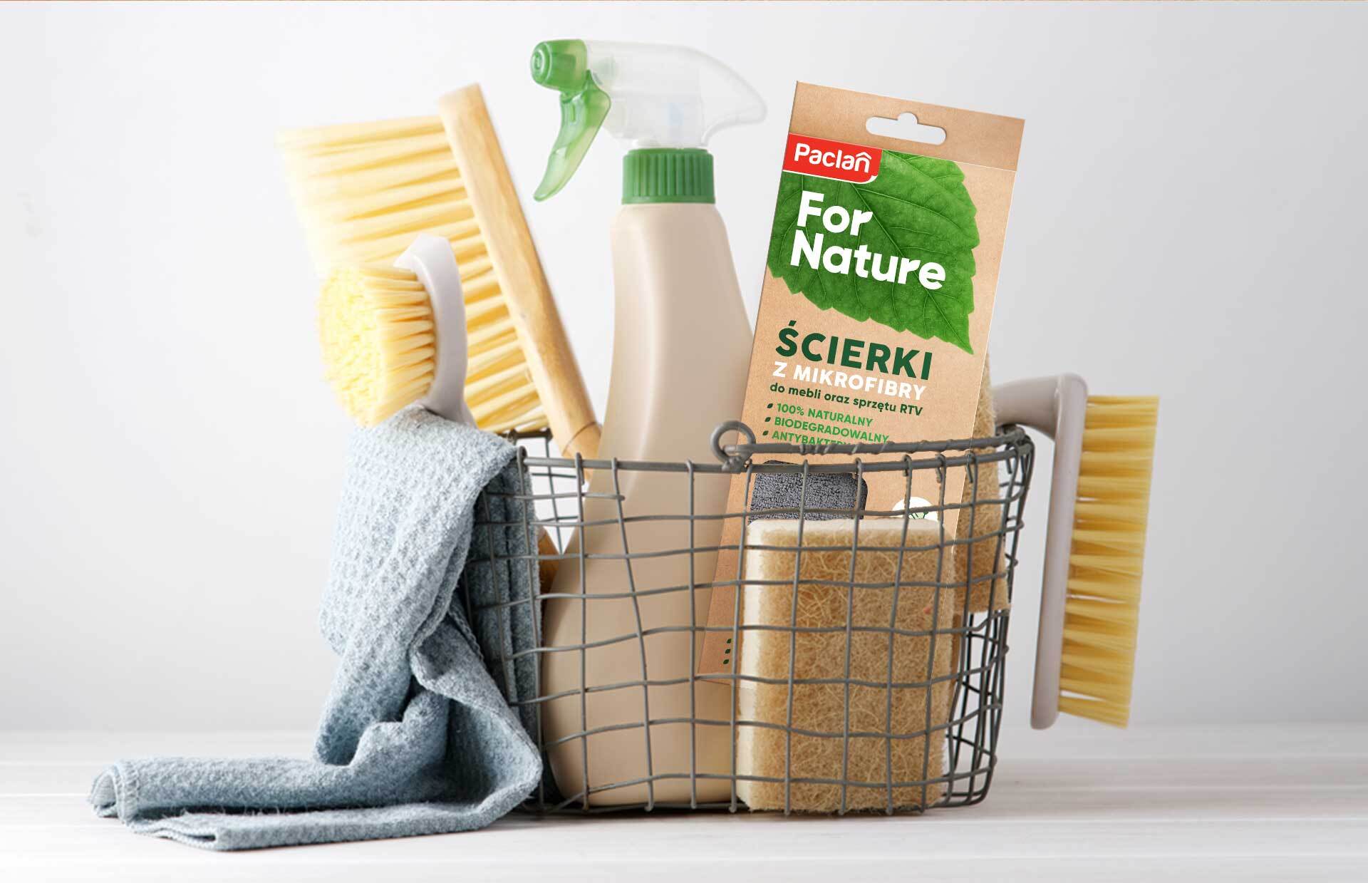 Kosz z produktami do czyszczenia domu i ekologiczny design opakowań Paclan For Nature.