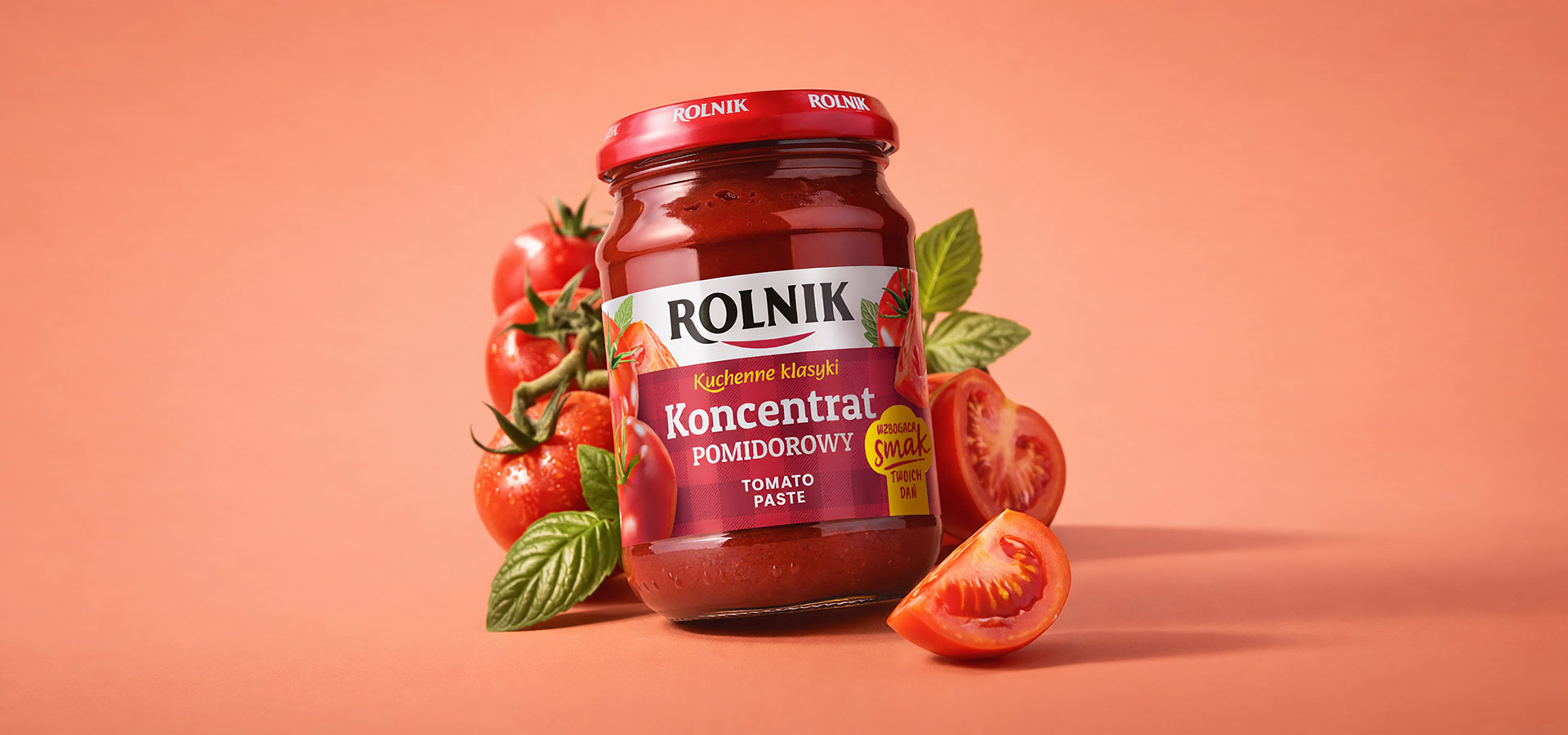 rebranding_marki_Rolnik - wizualizacja nowego opakowania koncentratu pomidorowego otoczona świeżymi pomidorami