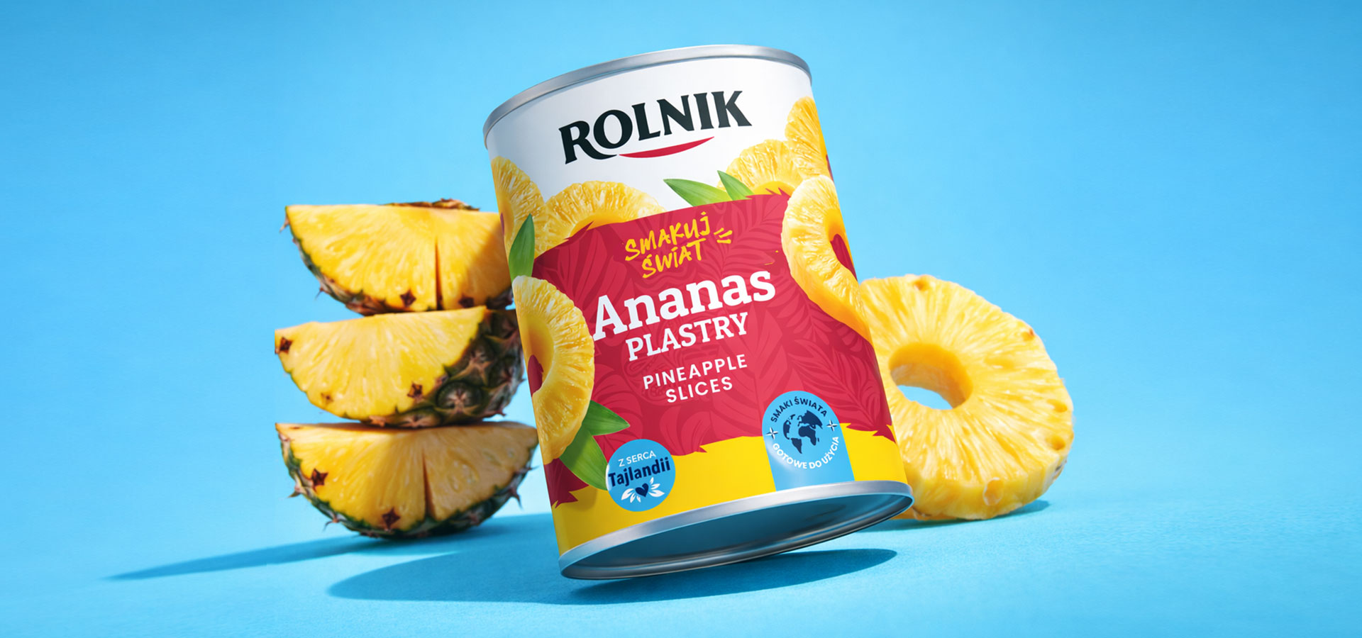 rebranding_marki_Rolnik - wizualizacja nowego opakowania ananasa w puszce otoczona świeżymi plastrami ananasa